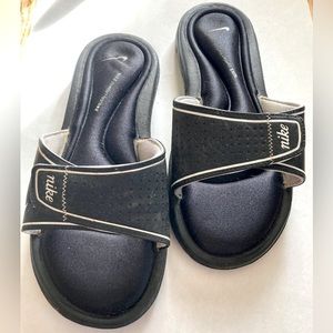 Nike women’s Black Comfort Footbed Slides, size 9